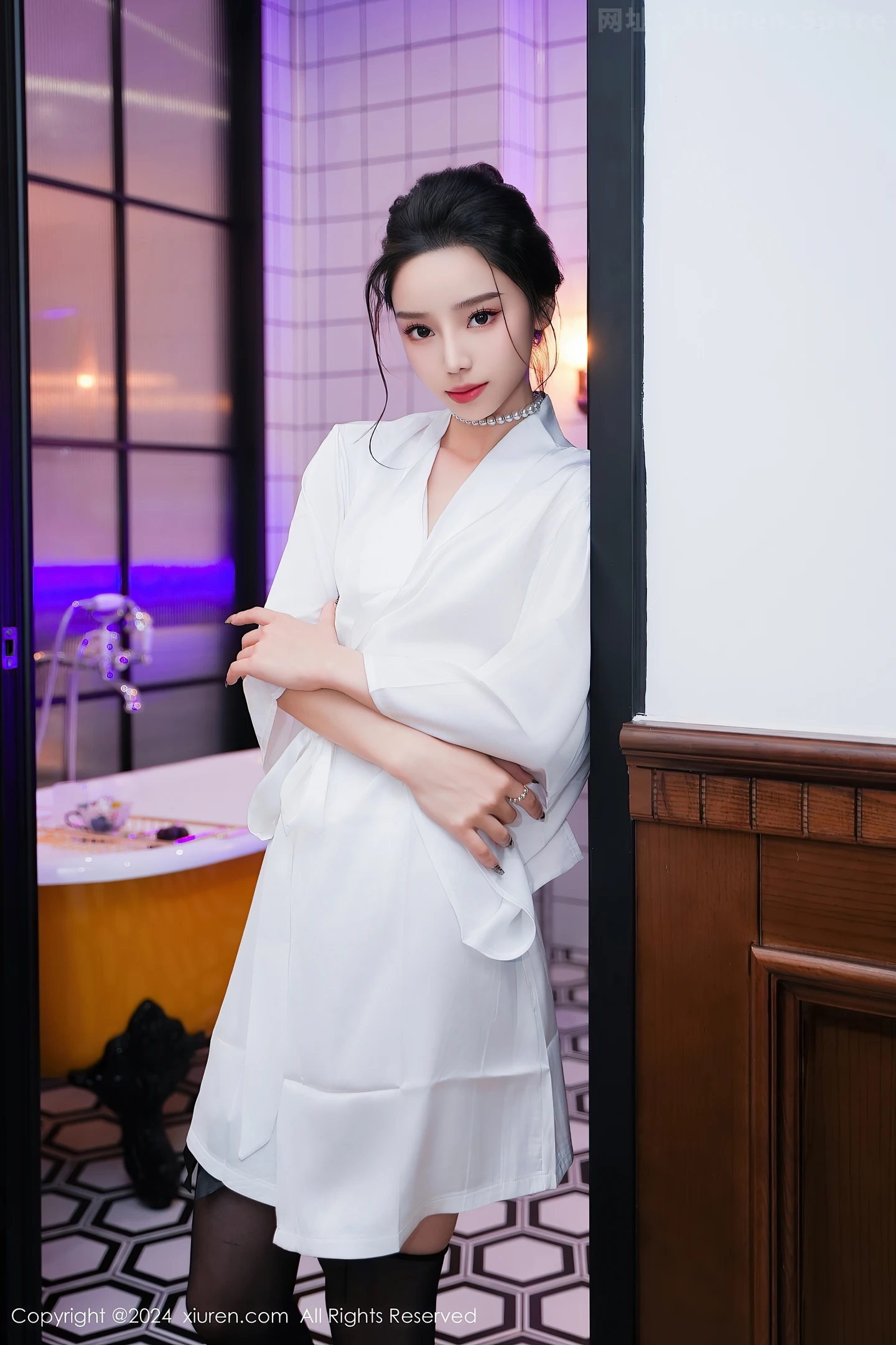 图片[5]-[XiuRen秀人网]VOL.8283 模特苏曼兮浴室场景性感白色连衣裙配黑丝袜秀丰腴美臀诱惑写真84P-秀人网官方网站